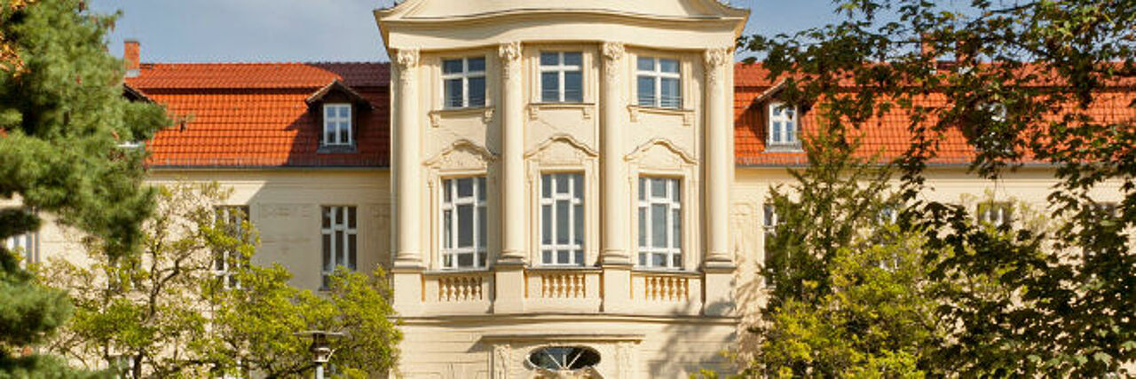 Deutsches Rotes Kreuz DRK, Gebaeude / Architektur / Immobilien, Aussenansichten, Rittberghaus, Vorderansicht, Eingang, Mittelrisalit, DRK Generalsekretariat Berlin Lichterfelde, Rittberg-Haus